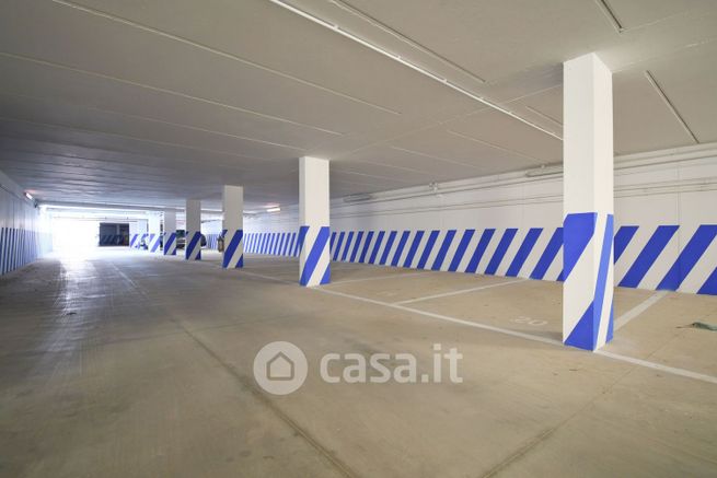 Box/posto auto in residenziale in Via Antonio Lo Frasso 13