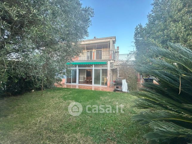 Casa bi/trifamiliare in residenziale in Via Palmiro Togliatti 10