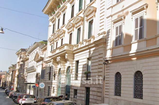 Negozio/locale commerciale in commerciale in Via Urbana 157