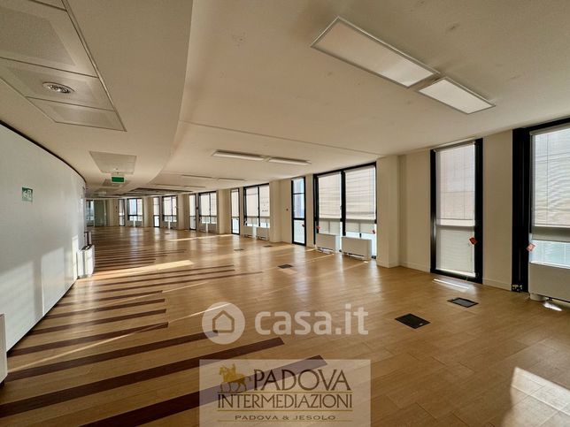 Ufficio in commerciale in Via Antonio Grassi