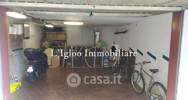 Box/posto auto in residenziale in Via Commerciale