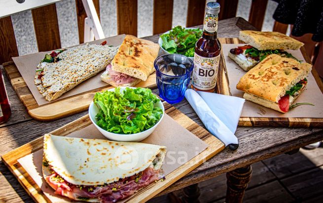 Attivitã /licenza (con o senza mura) in commerciale in Via Appia Nuova