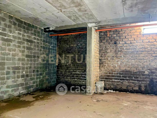 Box/posto auto in residenziale in Via Igino Garbini 5