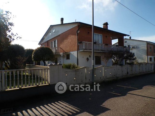 Villa in residenziale in Via Zola 143