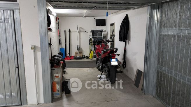 Garage/posto auto in residenziale in Via del Triumvirato