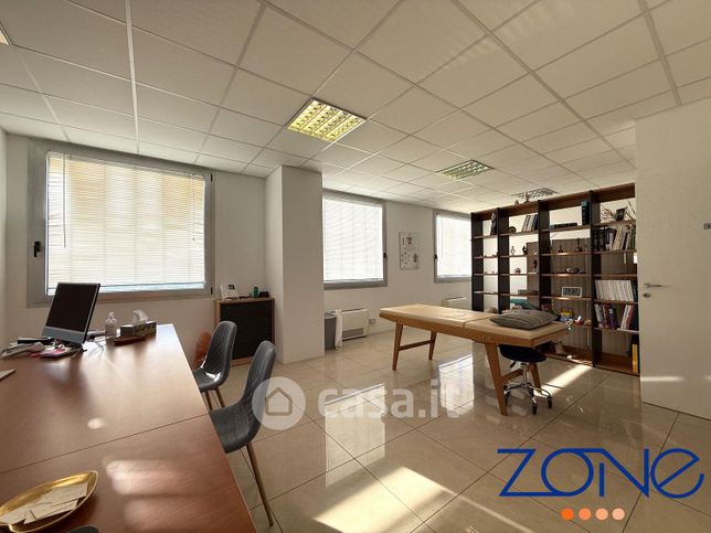 Ufficio in commerciale in Via della Quercia 2 b