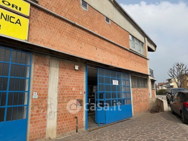 Capannone in commerciale in 