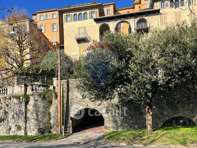 Garage/posto auto in residenziale in Via San Giacomo 6