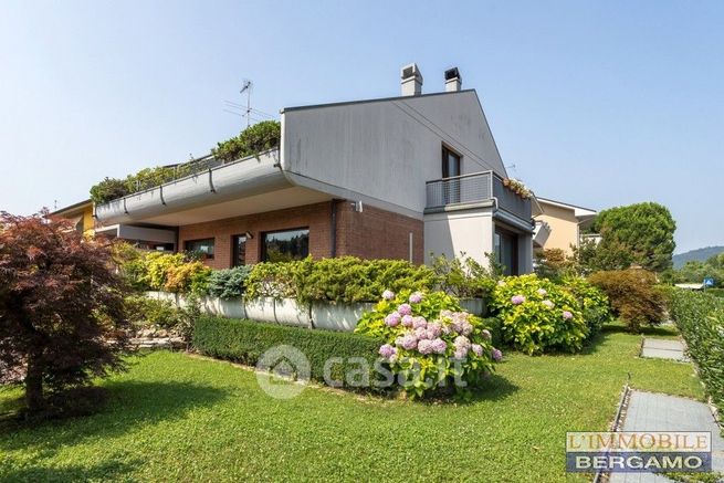Villa in residenziale in Via Enrico Mattei