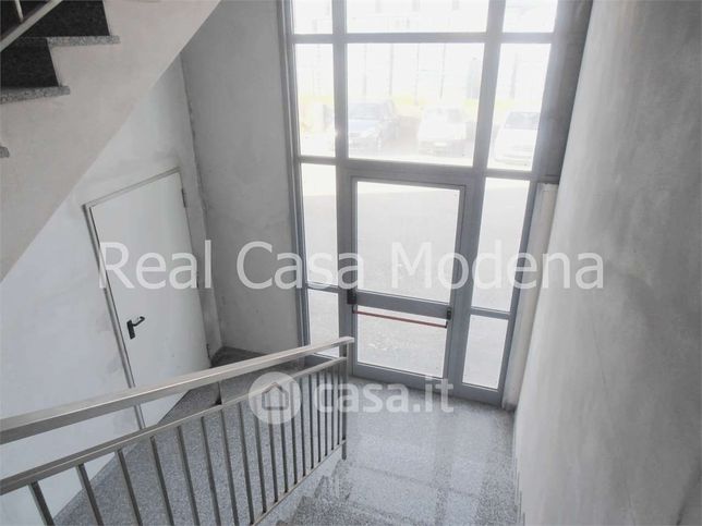 Capannone in commerciale in Via Montanara
