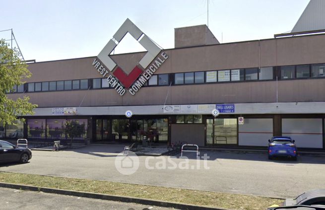 Box/posto auto in residenziale in Viale del Lavoro 47