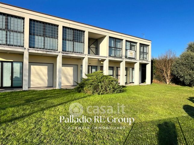 Capannone in commerciale in Via Saviabona