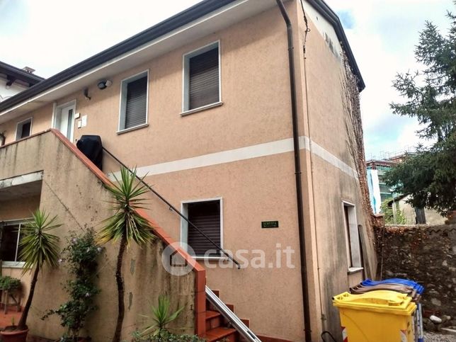 Casa indipendente in residenziale in Viale Stazione