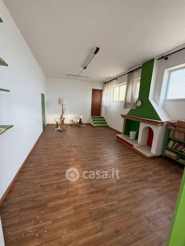 Capannone in commerciale in Via Urbino