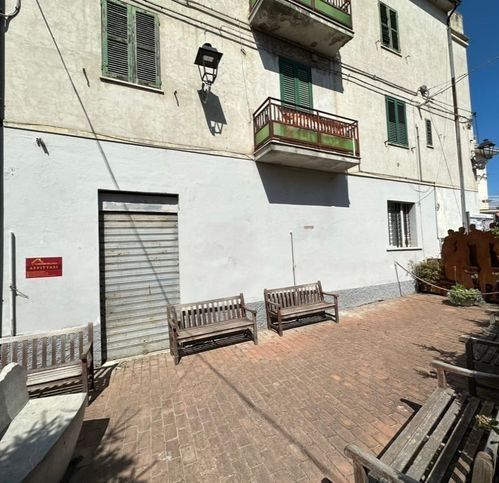 Attività/licenza (con o senza mura) in commerciale in Piazza Garibaldi