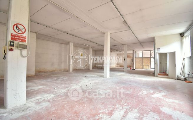 Capannone in commerciale in 