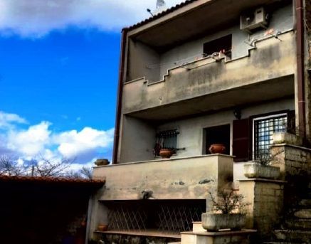 Casa bi/trifamiliare in residenziale in Via Civita Castellana