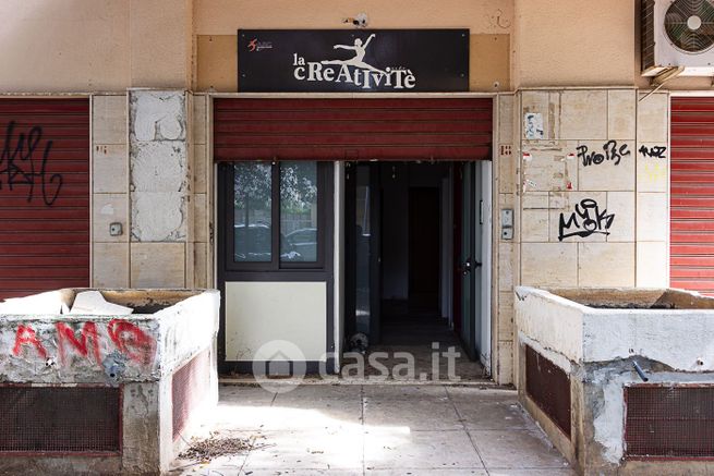 Negozio/locale commerciale in commerciale in Via Corradino di Svevia 16