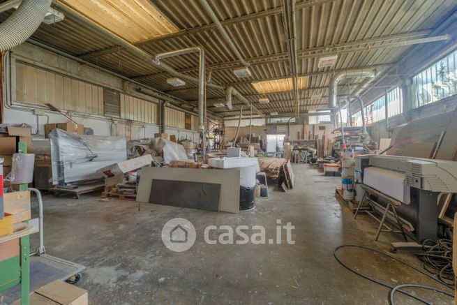 Capannone in commerciale in 