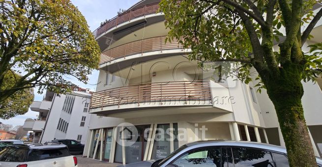 Ufficio in commerciale in Via Legione Antonini 112