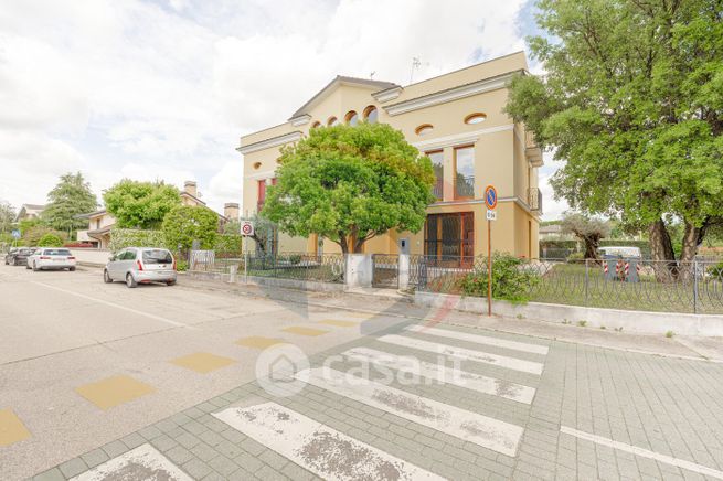 Casa bi/trifamiliare in residenziale in Via G.Verdi