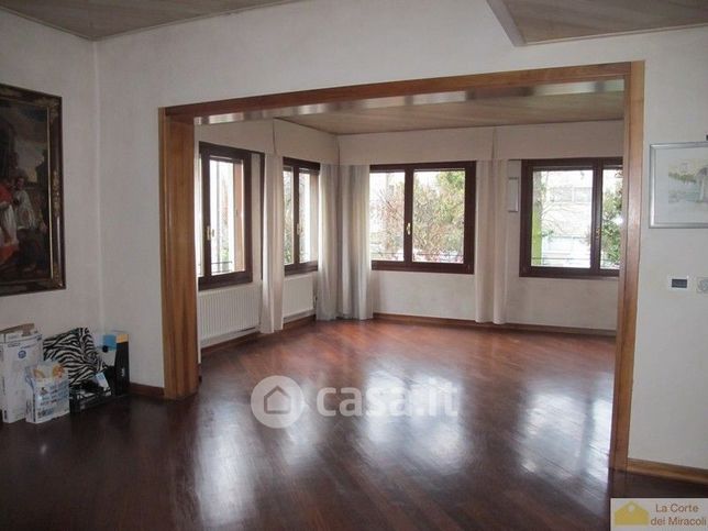 Casa indipendente in residenziale in Viale Astichello
