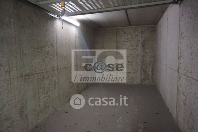 Box/posto auto in residenziale in Via Andrea Mantegna