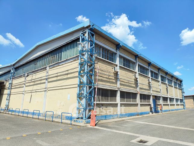 Capannone in commerciale in 