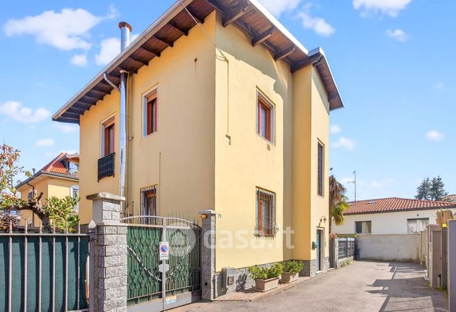 Villa in residenziale in Via Resegone 4