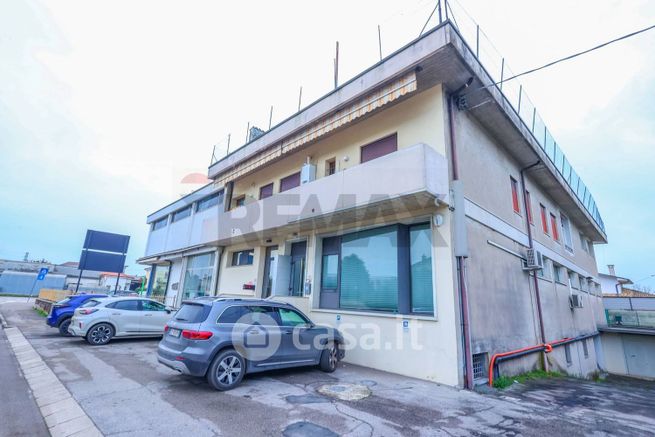 Ufficio in commerciale in 