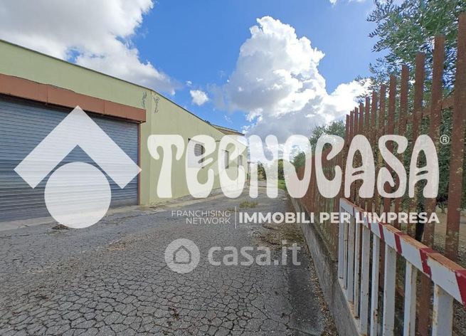 Capannone in commerciale in 