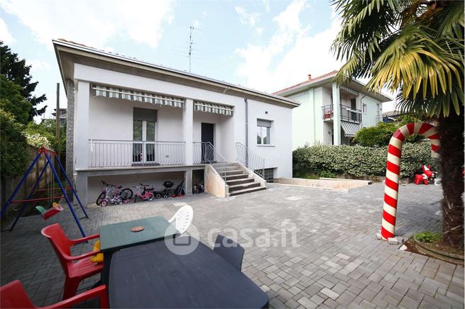Villa in residenziale in Via del Fiordaliso 3