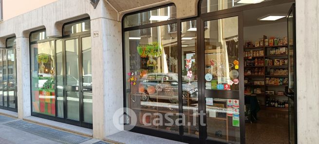 Attivitã /licenza (con o senza mura) in commerciale in Via Cuneo 16