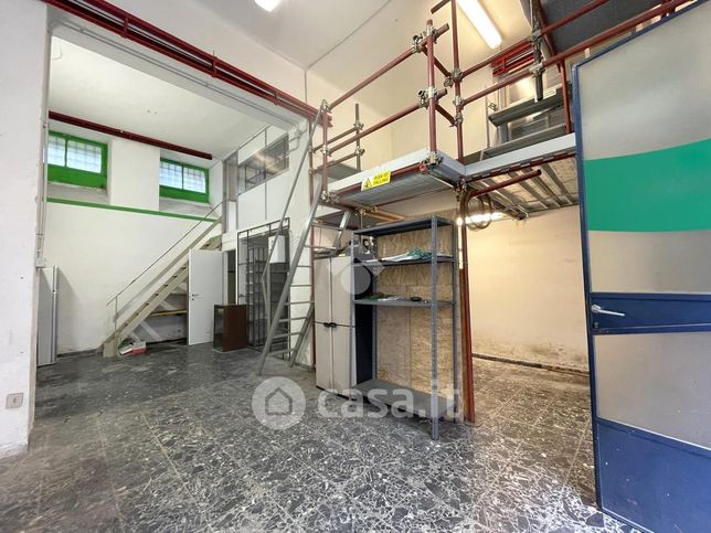 Capannone in commerciale in Via della Tesa 23