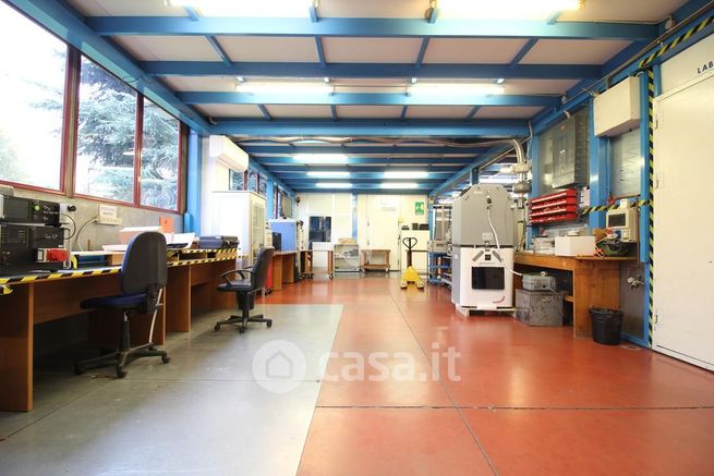 Capannone in commerciale in Via Caduti di Melissa 14