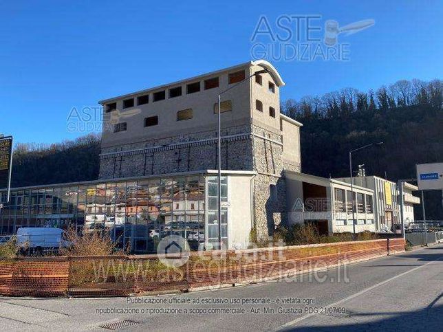 Capannone in commerciale in Via Canale