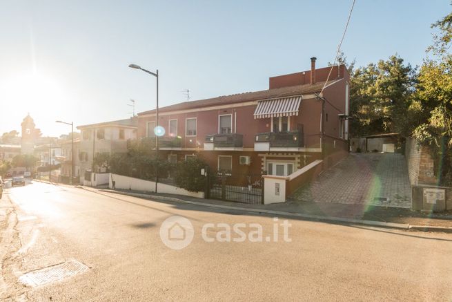 Casa bi/trifamiliare in residenziale in Salita Tiberi