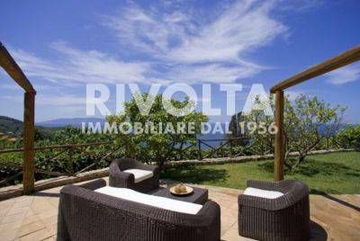 Villa in residenziale in Via Della Cala
