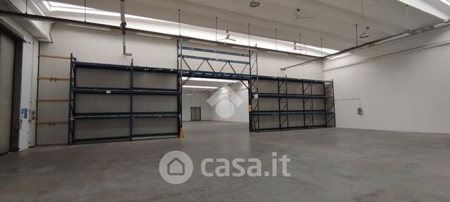 Capannone in commerciale in Via Isonzo