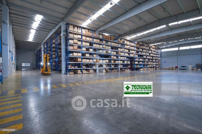 Capannone in commerciale in Via San Geltrude 28