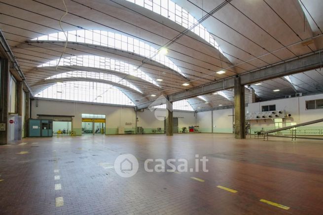 Capannone in commerciale in 