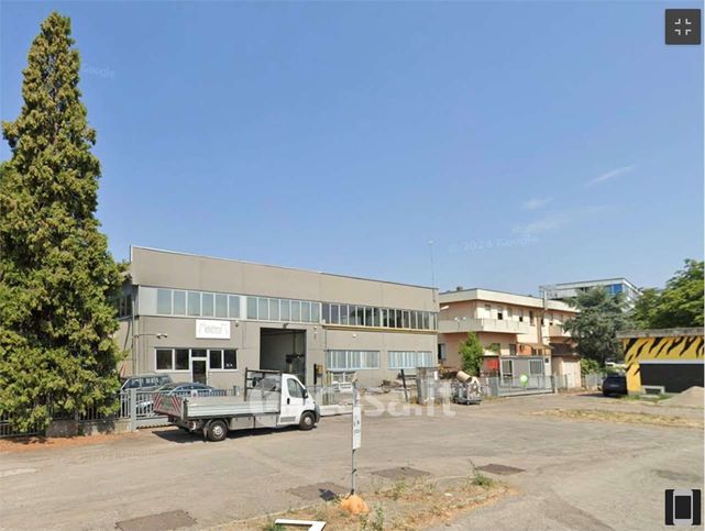 Capannone in commerciale in 