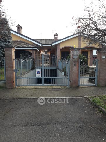 Box/posto auto in residenziale in Via Giovanni Barra 8