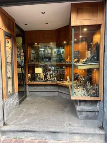 Negozio/locale commerciale in commerciale in Via Mergellina 153
