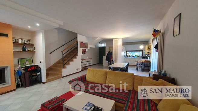 Casa bi/trifamiliare in residenziale in 