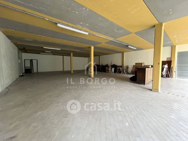 Capannone in commerciale in 