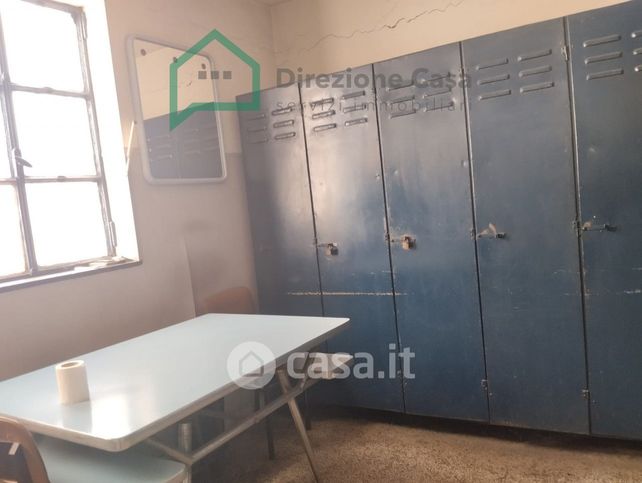Capannone in commerciale in 