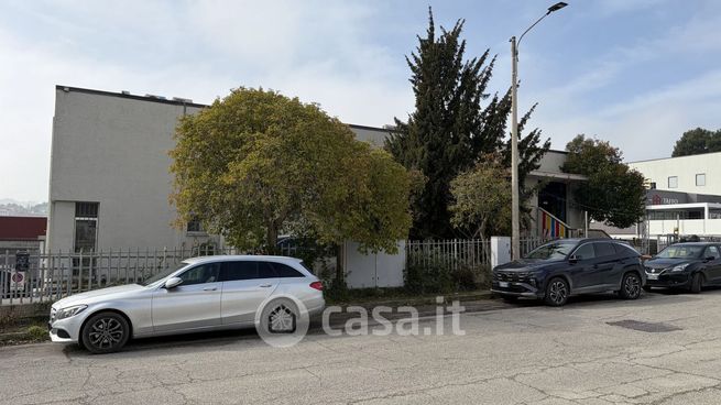 Capannone in commerciale in Via Tombesi Ugo