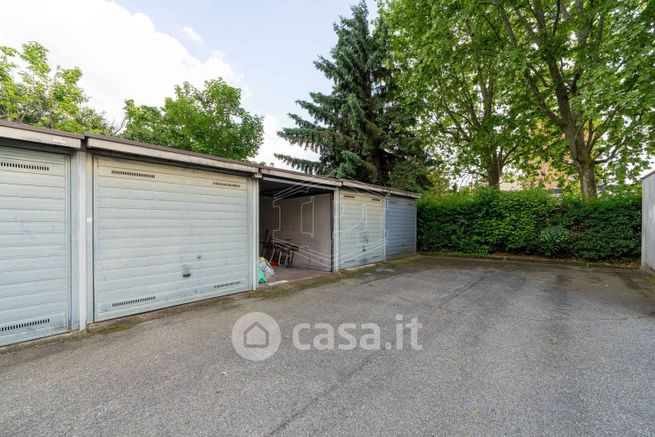 Box/posto auto in residenziale in Via G. di Vittorio 25