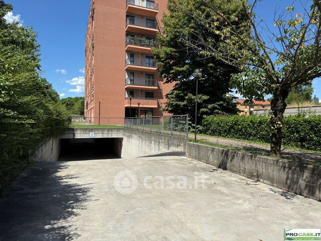 Box/posto auto in residenziale in Viale Gallerani 4